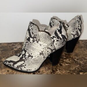 Vince Camuto Snakeskin Leather Western Ankle Boots Booties Pointed